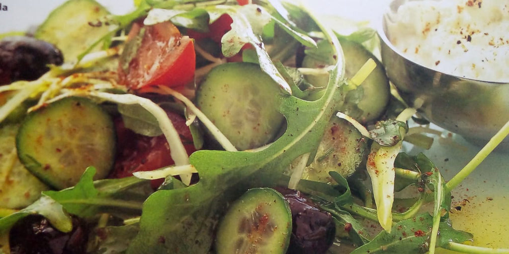 ENSALADA DE GALILEA CON HORTALIZAS SILVESTRES, HORTALIZAS CRUDAS Y ACEITUNAS