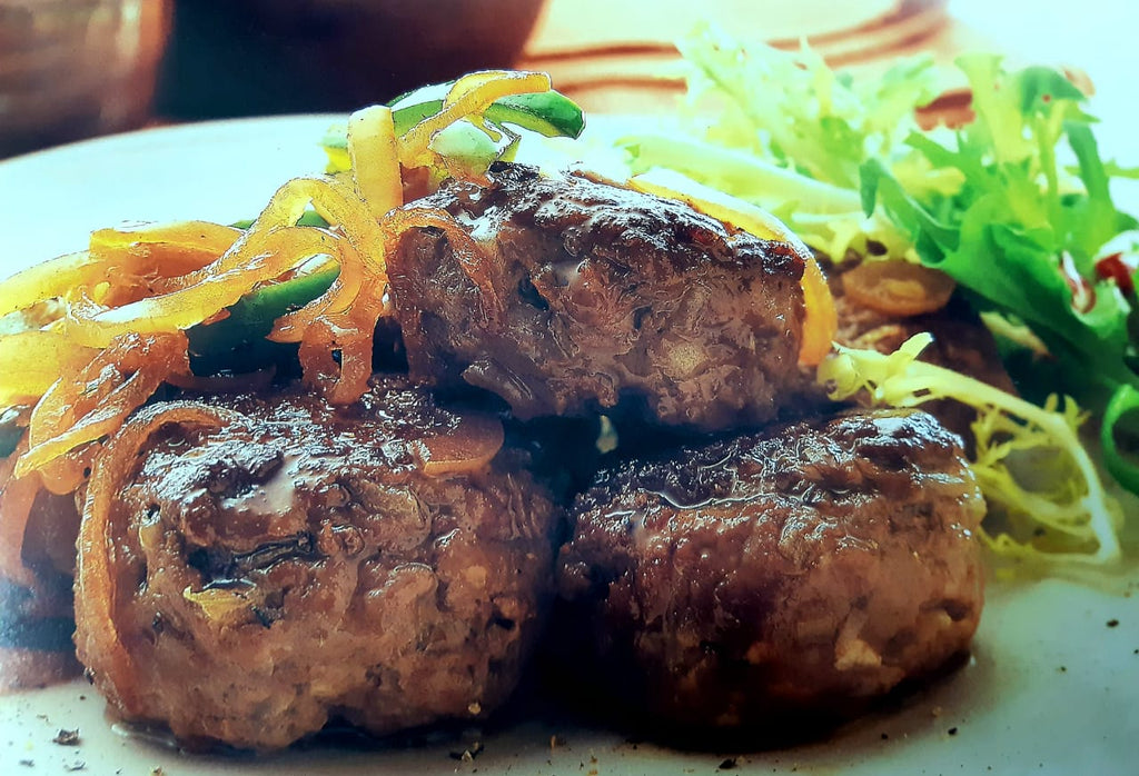 HAMBURGUESAS DE TERNERA PICADA ESTOFADA DE BECHI CON CEBOLLAS