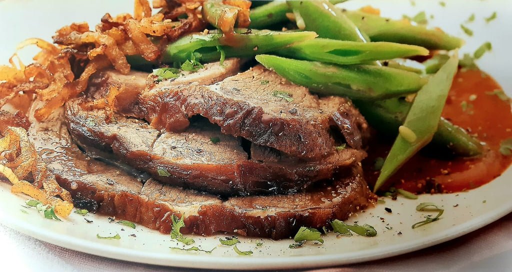 CORDERO ESTOFADO CON SALSA DE TOMATE, JUDÍAS VERDES Y CEBOLLA