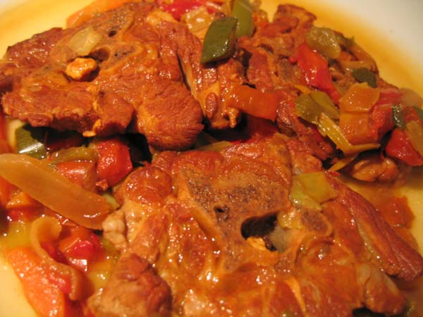 CORDERO ESTOFADO CON SALSA DE TOMATE, JUDÍAS VERDES Y CEBOLLA.
