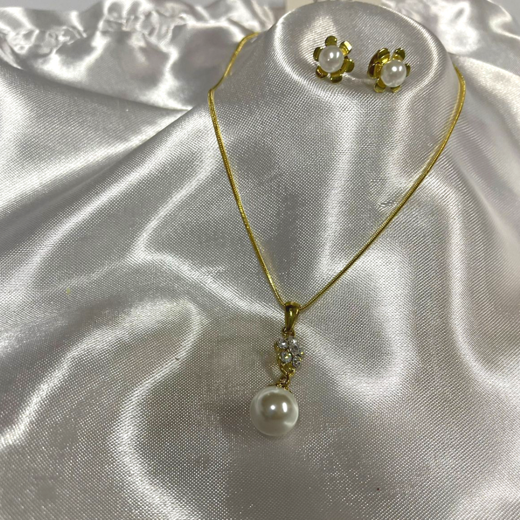 JUEGO DE CADENA Y ARETES DORADO