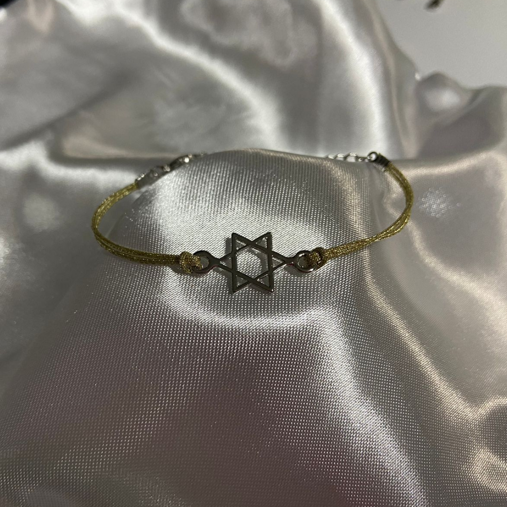 PULSERA HILO DORADO CON BROCHE Y MAGUEN